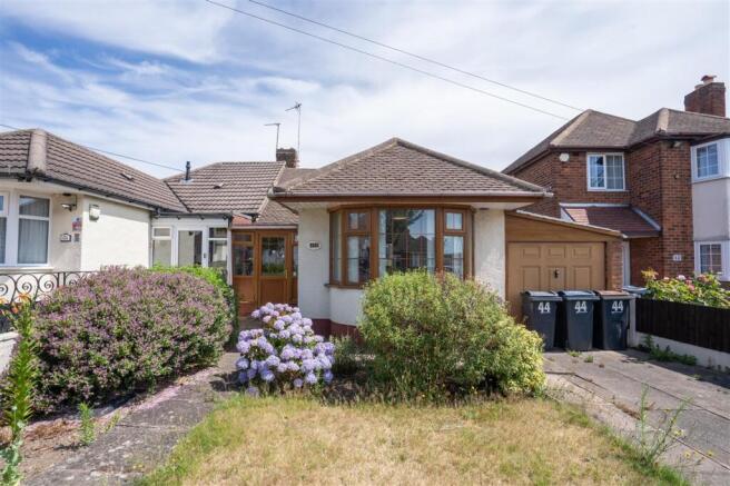 2 bed property, in Heathland Avenue, £180,000