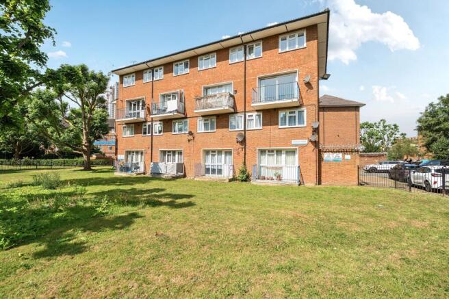 3 bed property, in Slippers Place, £450,000
