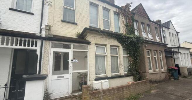 1 bed property, in 21 Beresford Road, £100,000