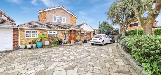 4 bed property, in Kenneth Road, £525,000