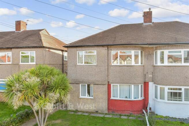 2 bed property, in Wrythe Lane, £225,000