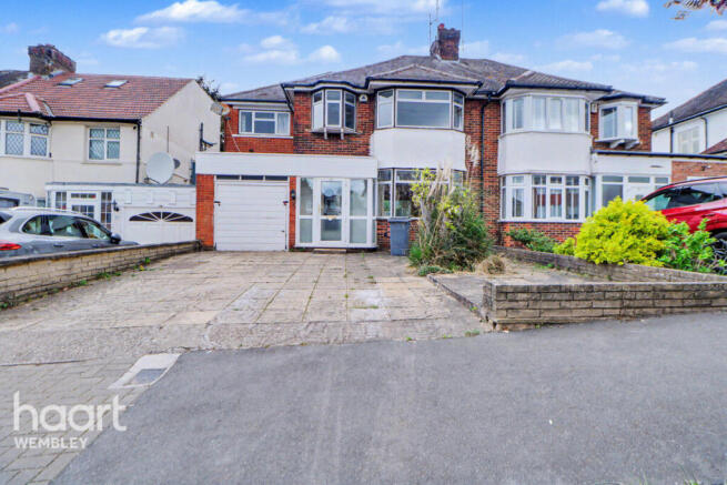4 bed property, in Barn Hill Estate, £700,000
