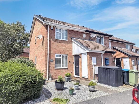 2 bed property, in Burgess Gardens, £320,000