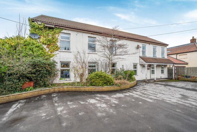 8 bed property, in Turnpike Road, £750,000