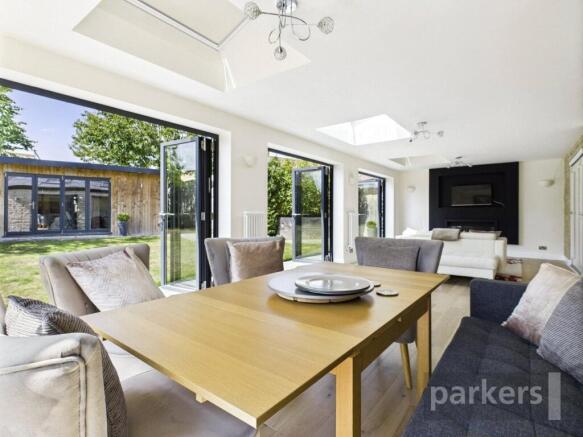 4 bed property, in Willows Edge, £875,000