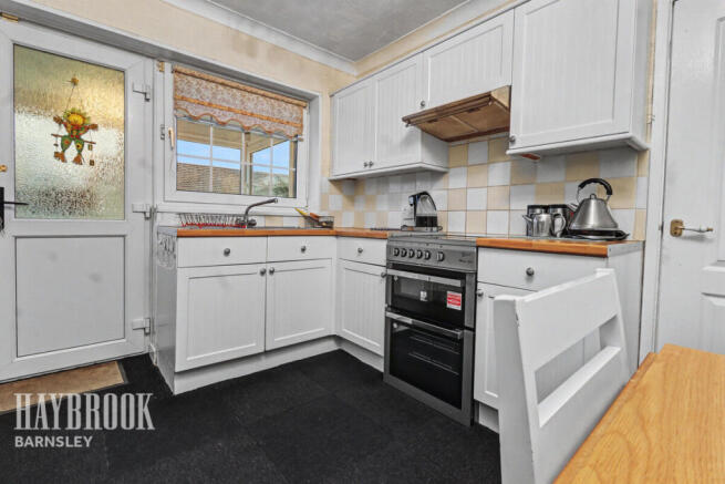 2 bed property, in Chestnut Avenue, £140,000