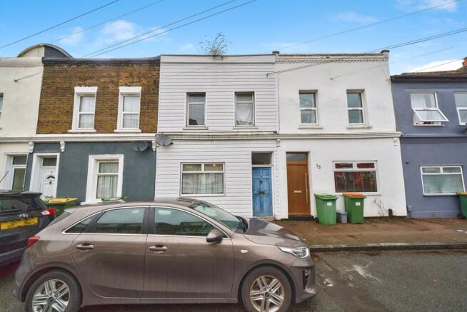 3 bed property, in Buckingham Road, £450,000