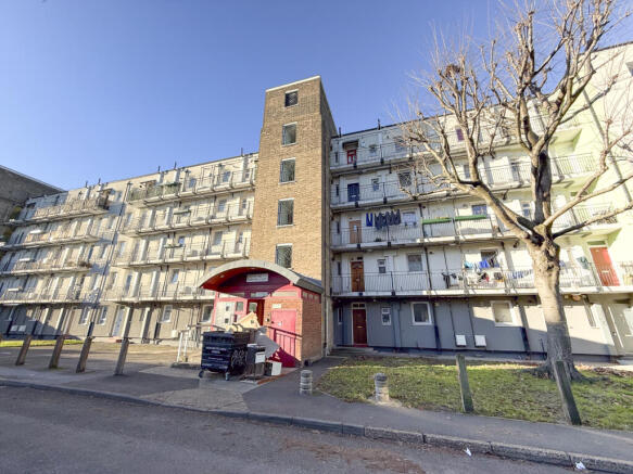2 bed property, in Fairlawn, £250,000