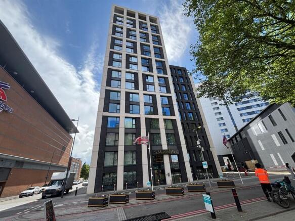 2 bed property, in Broad Street, £159,000