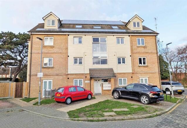 1 bed property, in Turnpike Close, £105,000