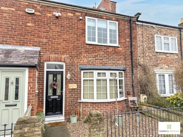 2 bed property, in High Street, £215,000