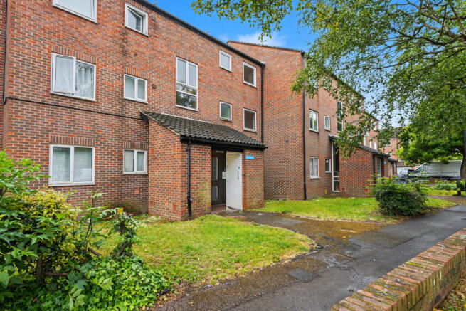1 bed property, in Burncroft Avenue, £180,000