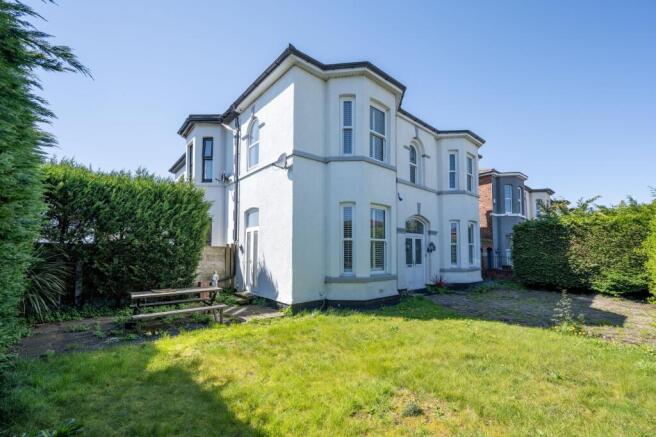 4 bed property, in Southbank Road, £375,000