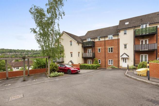 2 bed property, in Moonstone Court, £235,000