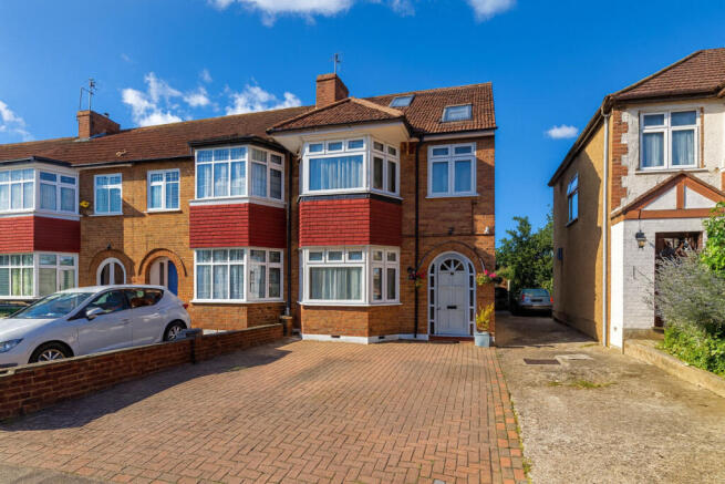 4 bed property, in The Fairway, £685,000