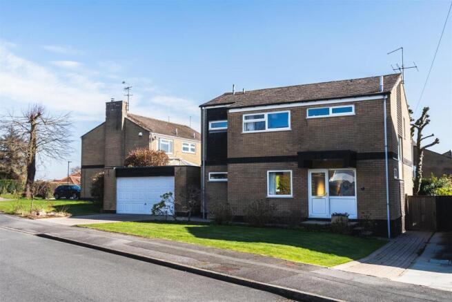 4 bed property, in Causeway Glade, £650,000
