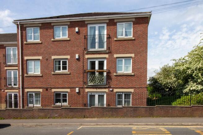 2 bed property, in Water Royd Lane, £65,000
