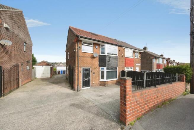 3 bed property, in Whiteways Road, £230,000