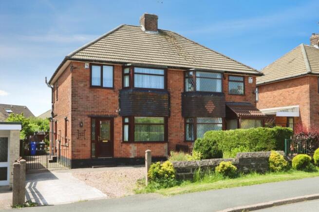 3 bed property, in Charnock View Road, £210,000
