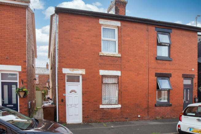 2 bed property, in Land Lane, £68,000