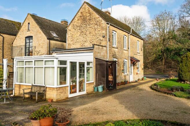 2 bed property, in Newtown, £425,000