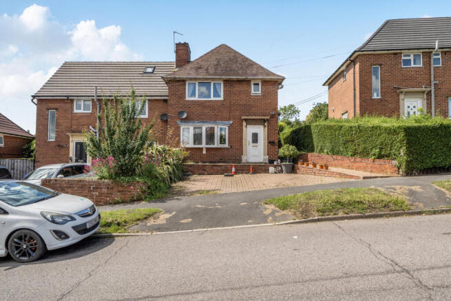 3 bed property, in Elm Crescent, £175,000