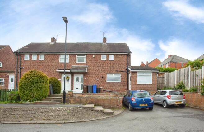 3 bed property, in Hilton Drive, £140,000