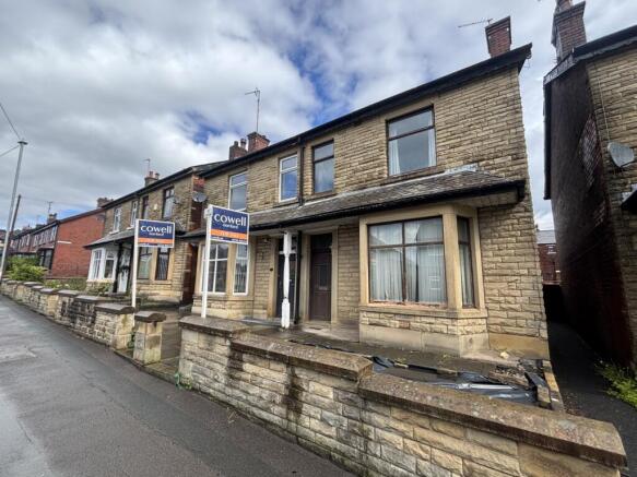 4 bed property, in Edenfield Road, £190,000