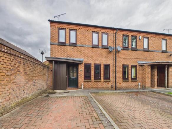 3 bed property, in Etruria Gardens, £250,000