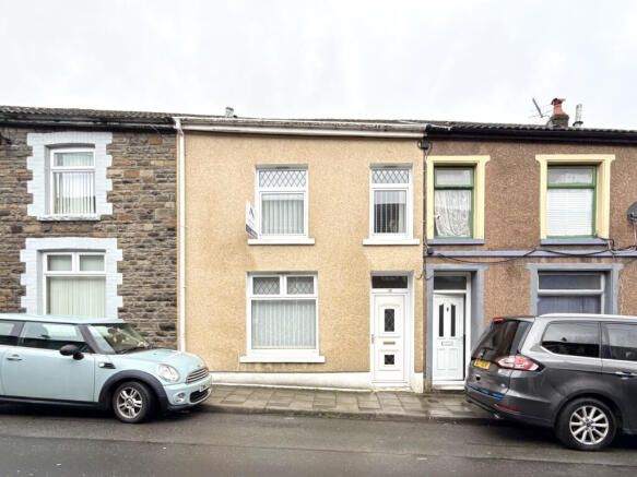 3 bed property, in Brook Street, £120,000