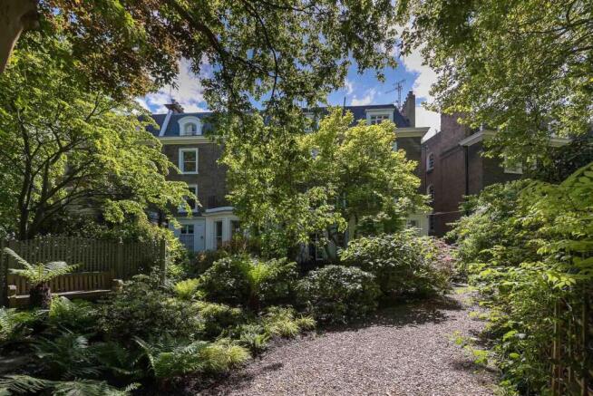 3 bed property, in Gledhow Gardens, £1,399,950