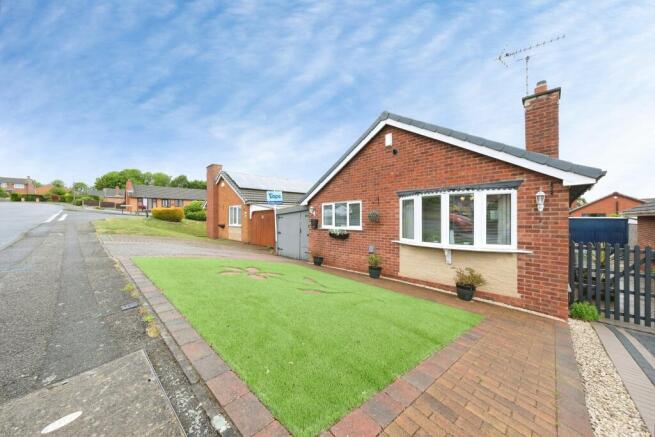 2 bed property, in Westbrook Drive, £200,000