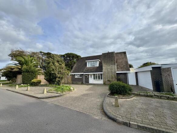 4 bed property, in South Ferring, £795,000