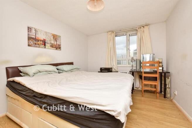 2 bed property, in Brighton Road, £265,000