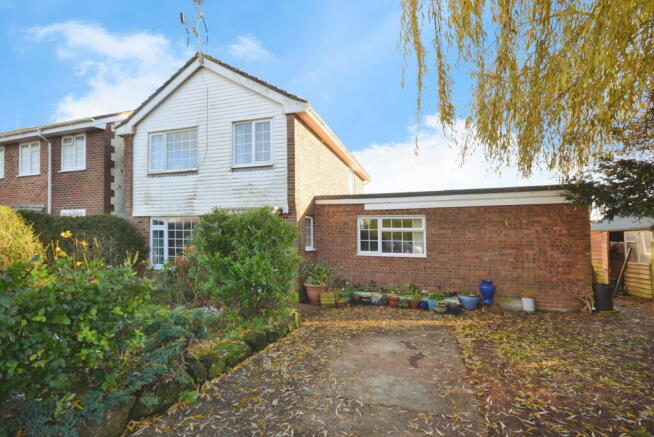 4 bed property, in Downview Close, £400,000