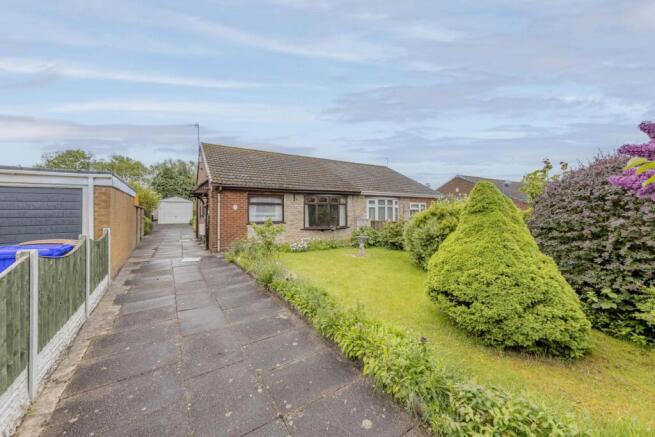 2 bed property, in Byatts Grove, £160,000
