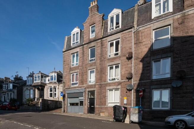 1 bed property, in Raeburn Place, £60,000