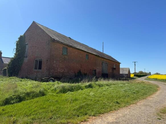 3 bed property, in Barns at Warren Farm, £400,000