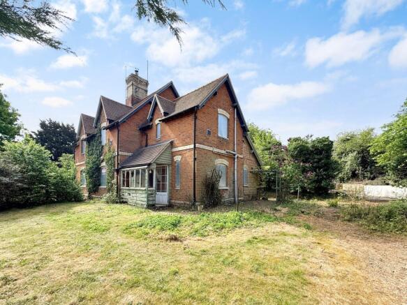 2 bed property, in Park Road, £300,000