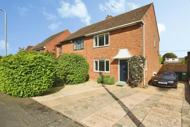 2 bed property, in Haddon Road, £280,000