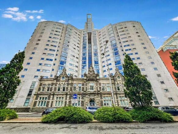 2 bed property, in Bute Terrace, £230,000