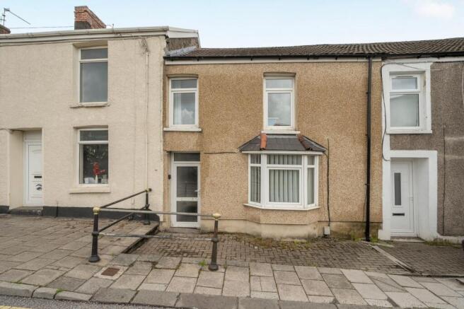 5 bed property, in Park Street, £213,000