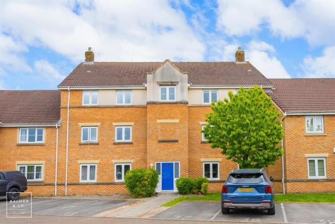 2 bed property, in Kirkhill Grange, £130,000
