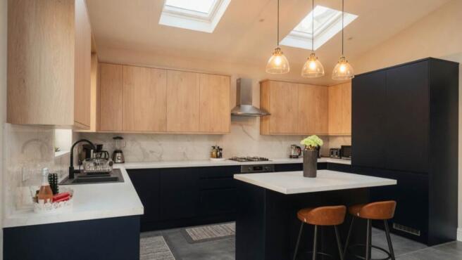 4 bed property, in Sturgess Avenue, £850,000