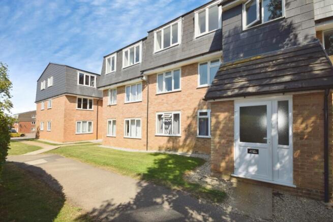 2 bed property, in The Glebe, £100,000