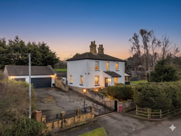 4 bed property, in Great North Road, £900,000