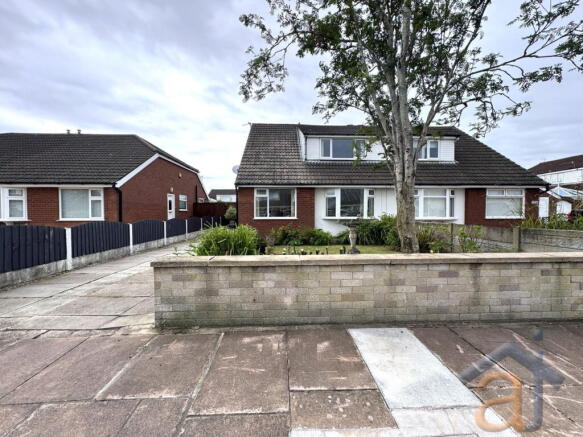4 bed property, in Seacroft Crescent, £280,000