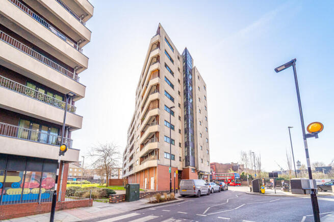 2 bed property, in Cottage Road, £390,000