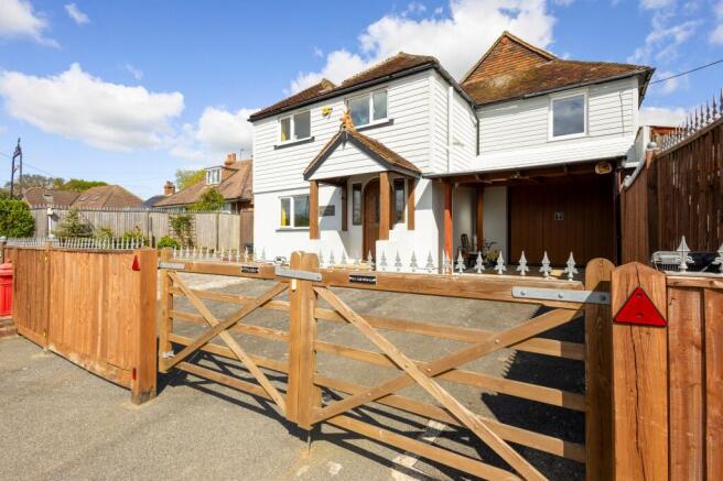 5 bed property, in Main Road, £649,950