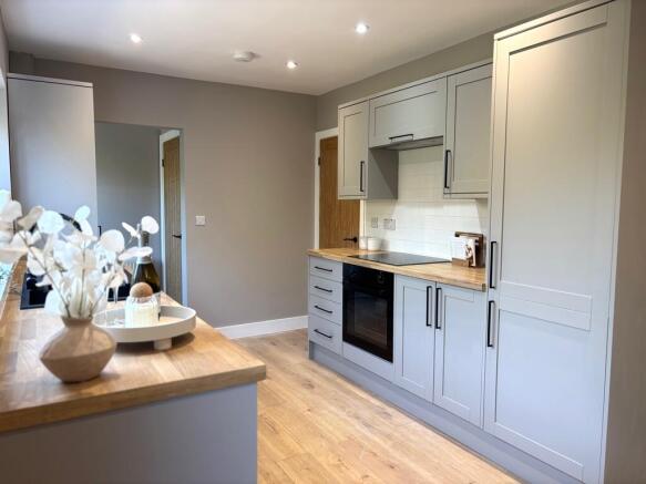 3 bed property, in Lilac Gardens, £289,950